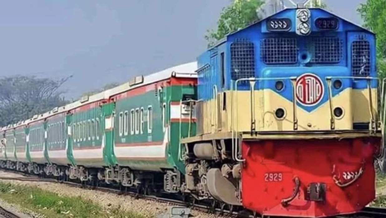 ঈদের দ্বিতীয় দিনেও ঢাকা ছাড়ছে মানুষ, ট্রেনের শিডিউল বিপর্যয় নেই