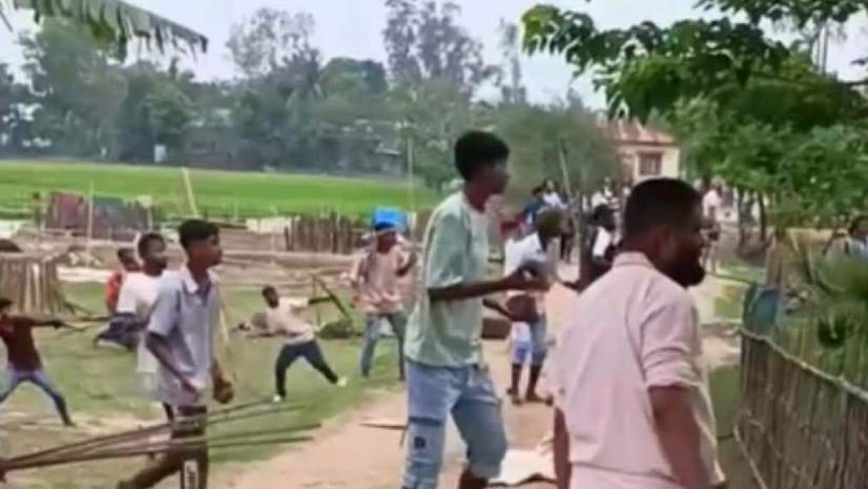 দুই পক্ষের মধ্যে সংঘর্ষ