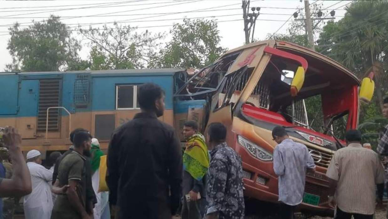 কুমিল্লায় বাস-ট্রেন সংঘর্ষে ৩ শিশুসহ নিহত ১২ জনের পরিচয় জানা গেল 