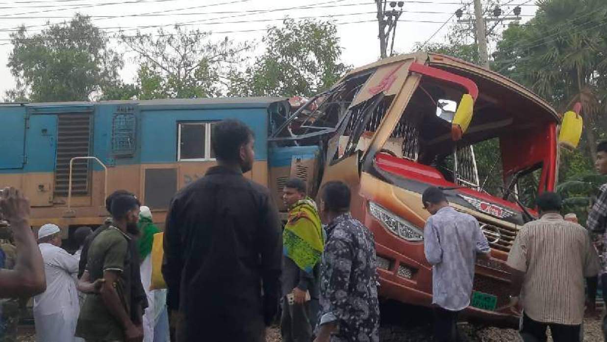 ঈদের রাতেই সড়কে প্রাণ ঝরল ১৯ জনের