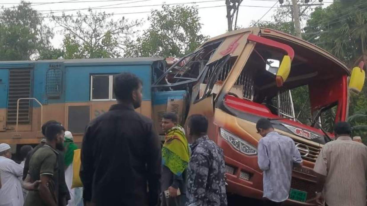 গেটম্যান গেট না ফেলায় দূর্ঘটনার শিকার হয় বাস, দুইজনকে বরখাস্ত