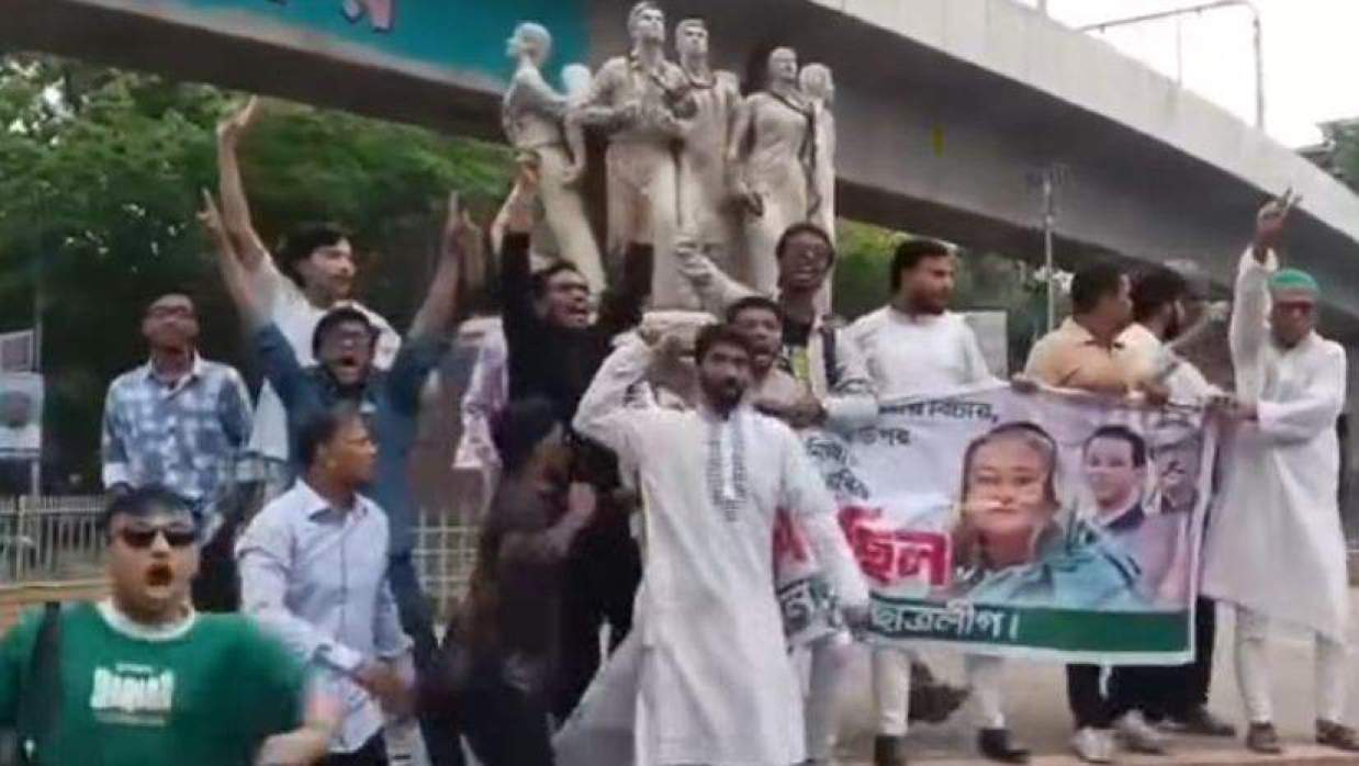 রাজু ভাস্কর্যের পাদদেশে ‌‘কয়েক সেকেন্ড’ অবস্থানের চেষ্টা