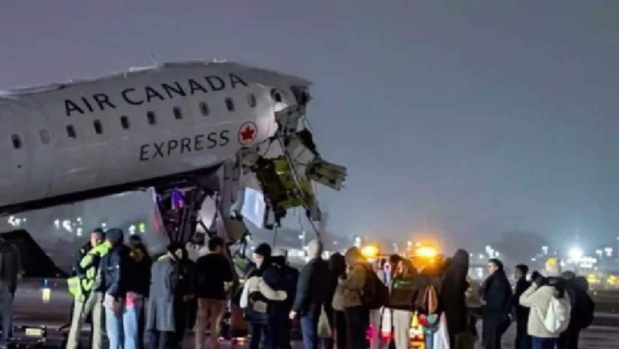 নিউইয়র্কে বিমানবন্দরের রানওয়েতে প্লেন ও গাড়ির সংঘর্ষ