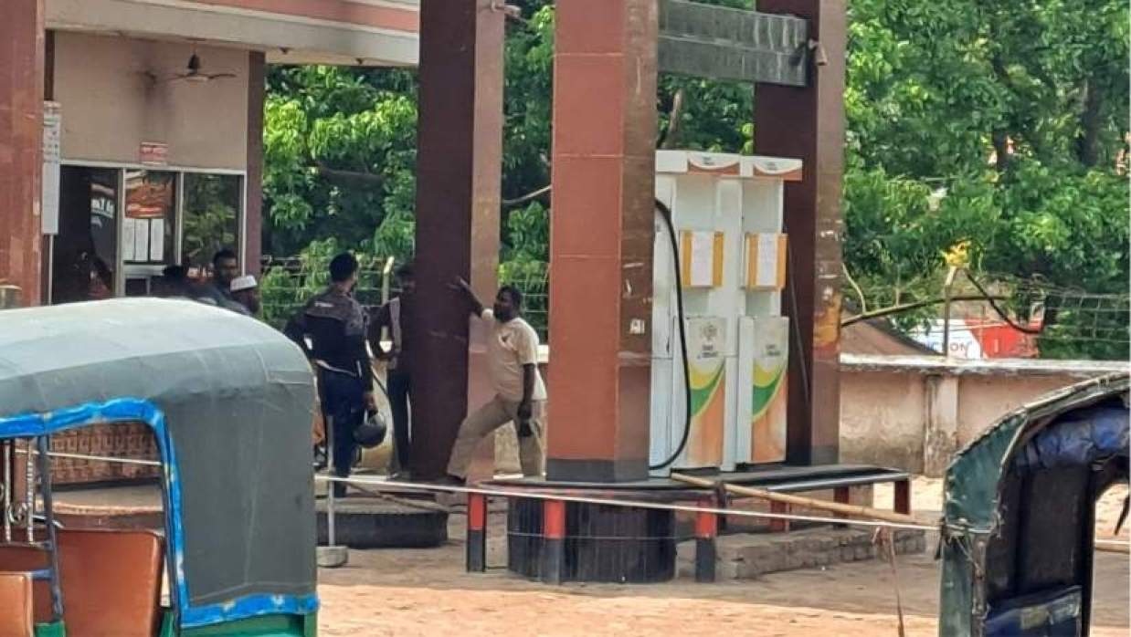  রাজবাড়ীতে তীব্র জ্বালানি সংকট, ১০ ফিলিং স্টেশনে নেই তেল; ভোগান্তিতে চালকরা