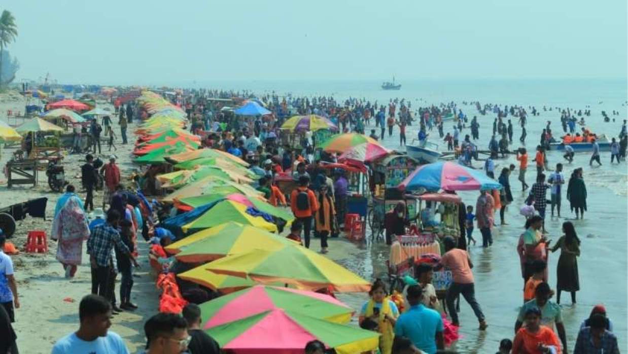 ঈদের ছুটিতে কুয়াকাটায় পর্যটকদের উপচেপড়া ভিড়