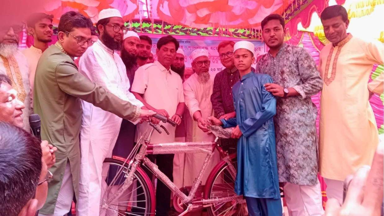 রমজানে ৩০ দিন  নামাজ পড়ে পুরস্কার পেল ৫৭ শিশু- কিশোর