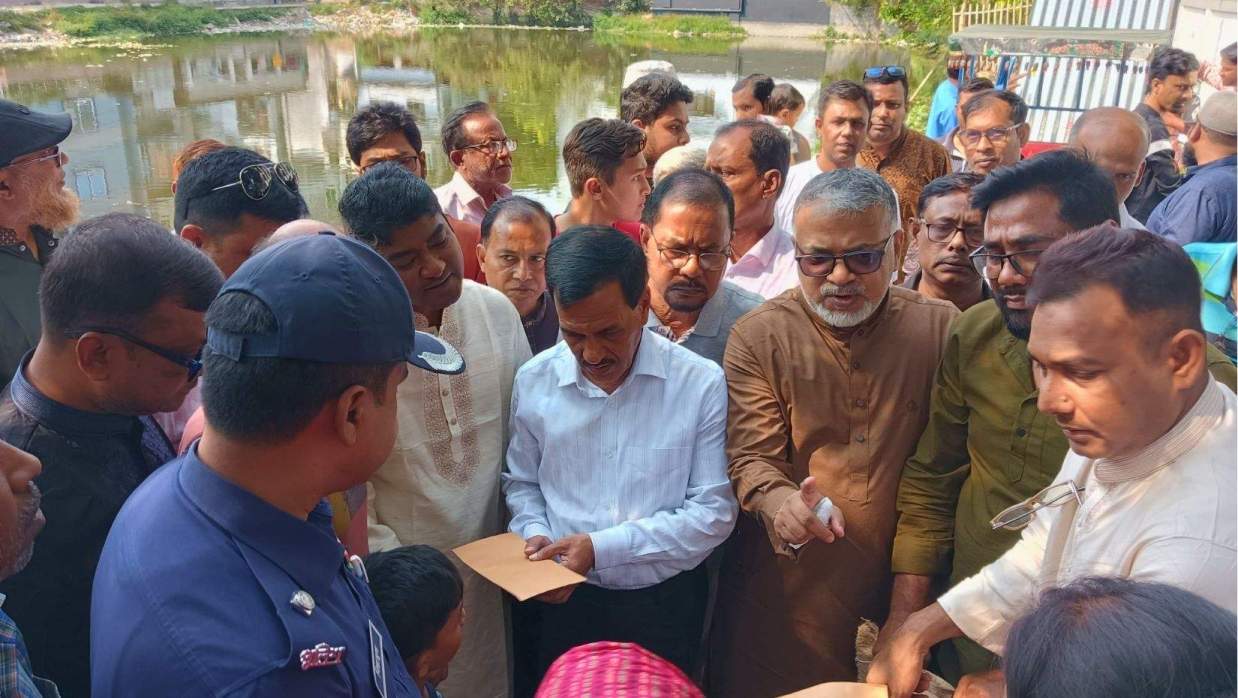 নওগাঁয় অগ্নিকাণ্ডে ক্ষতিগ্রস্ত পরিবার পেল সরকারি সহায়তা