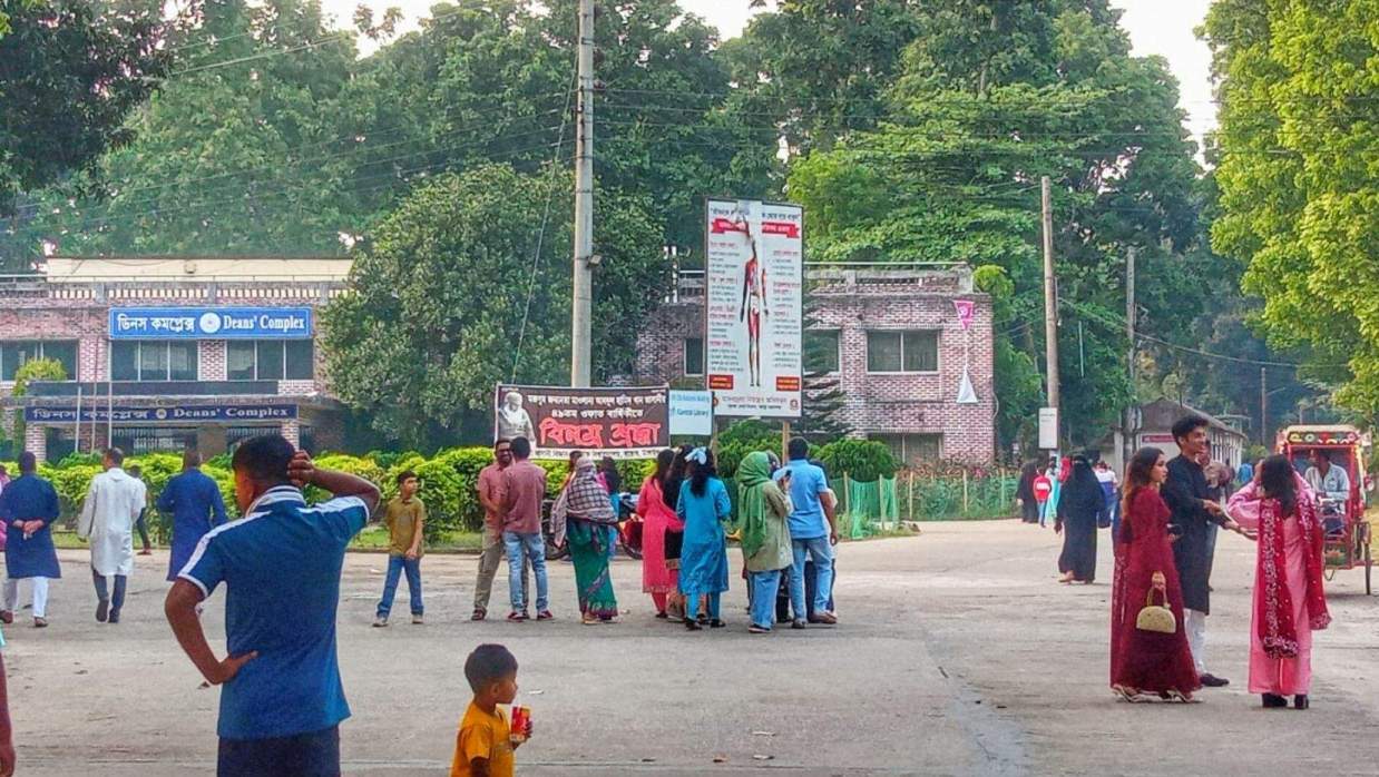 ঈদের ছুটিতে দর্শনার্থীদের ভীড়ে মাভাবিপ্রবি যেন এক মিলনমেলা