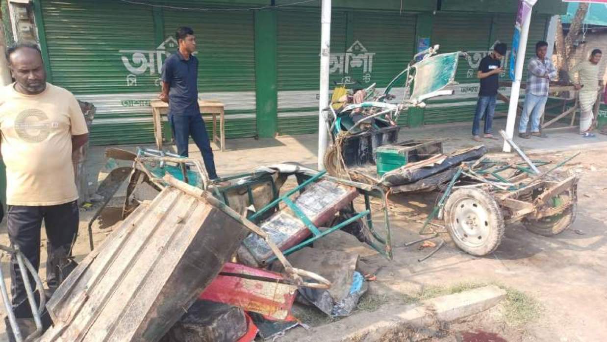 নাটোরে ট্রাক-ইজিবাইক সংঘর্ষে নিহত ৩