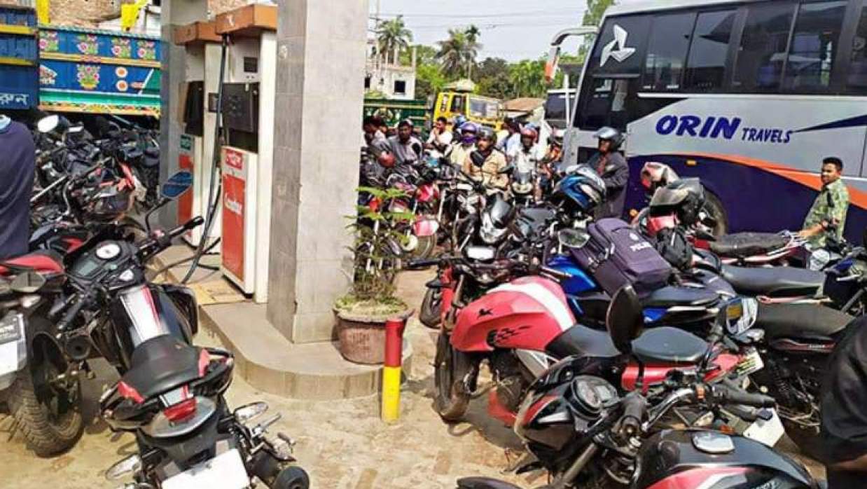 গাইবান্ধায় জ্বালানি তেলের তীব্র সংকট, খোলাবাজারে দ্বিগুণ দামে বিক্রি