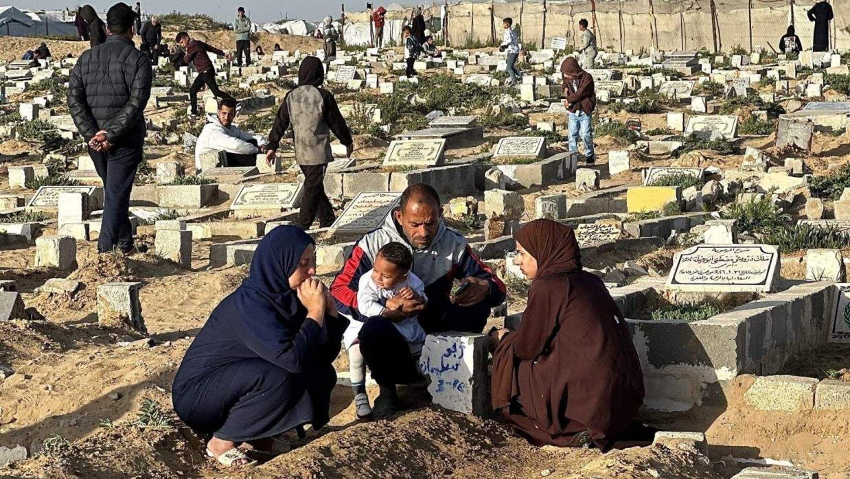 যুদ্ধে নিহতদের কবর জেয়ারত করছেন পরিবারের সদস্যরা