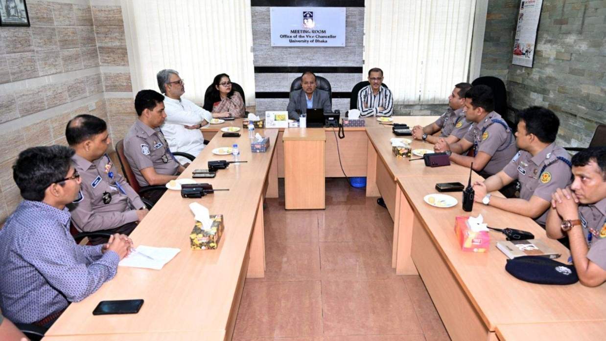 ঢাবি প্রশাসনের সঙ্গে আইন-শৃঙ্খলা রক্ষাকারী বাহিনীর মতবিনিময়