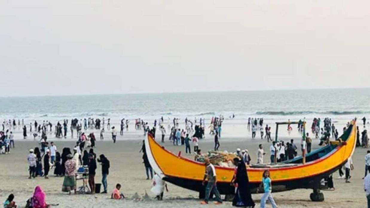 পর্যটকদের উপচে পড়া ভিড়