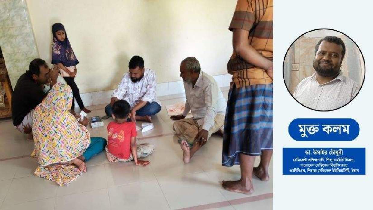 গ্রামের মসজিদে চিকিৎসাসেবারত লেখক