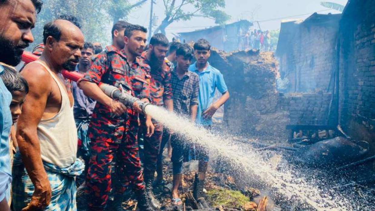 আগুনে পুড়ল চার পরিবারের ঘর