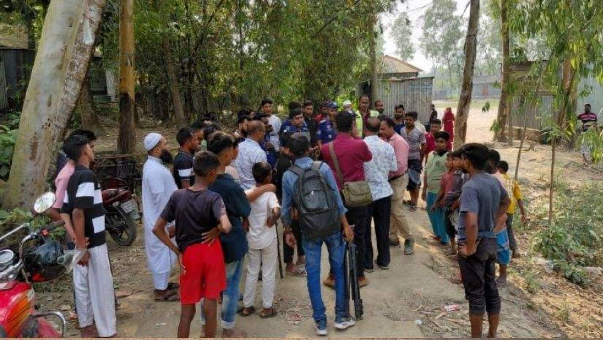 সংঘর্ষের পর ঘটনাস্থলে পুলিশ ও স্থানীয়রা
