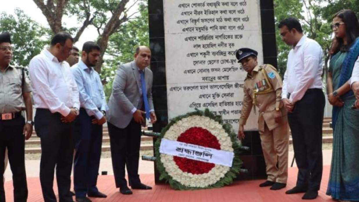 বধ্যভূমির শহীদ বেদিতে পুষ্পস্তবক অর্পণ করা হয়