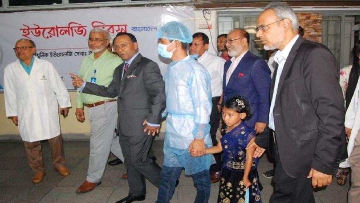 মায়ের কিডনিতে বাঁচবে শিশুটি