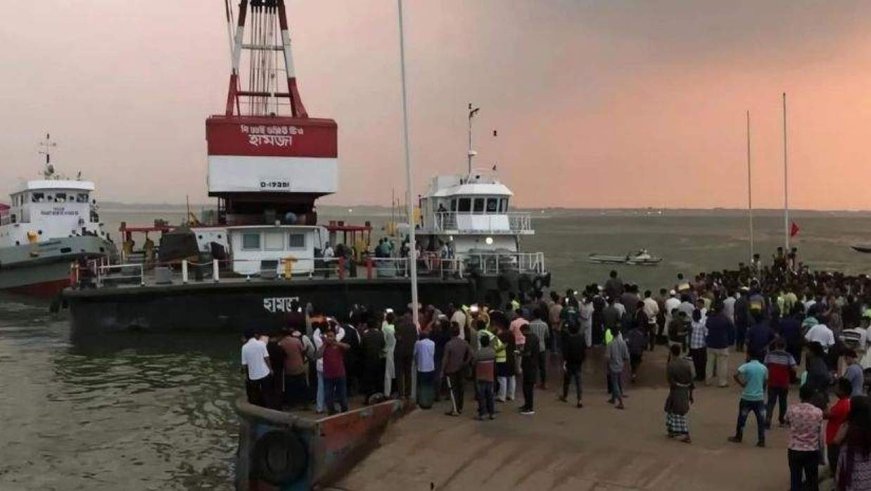 পন্টুনের নিচে বাস, ভাঙা যাচ্ছে না দরজা-জানালা