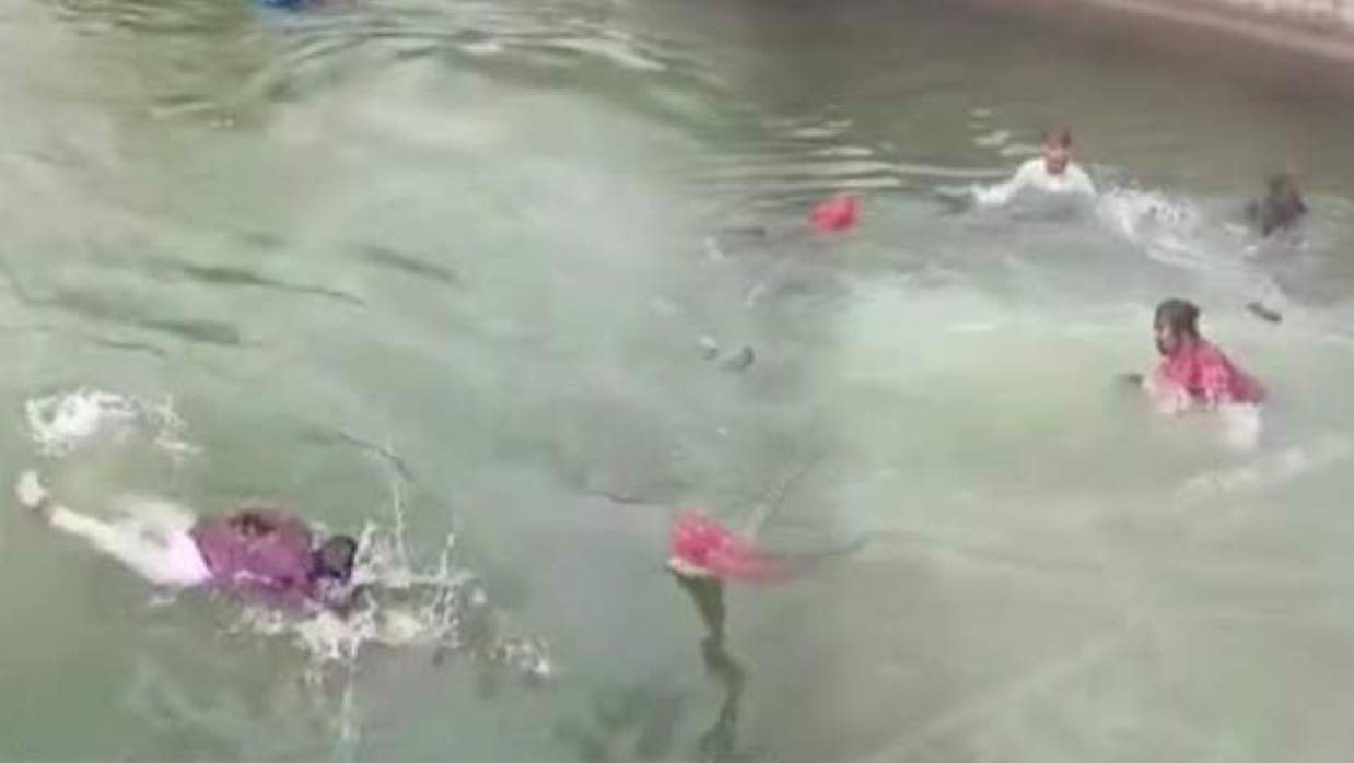 সাঁতরে জীবন বাঁচাচ্ছেন বাসের যাত্রীরা