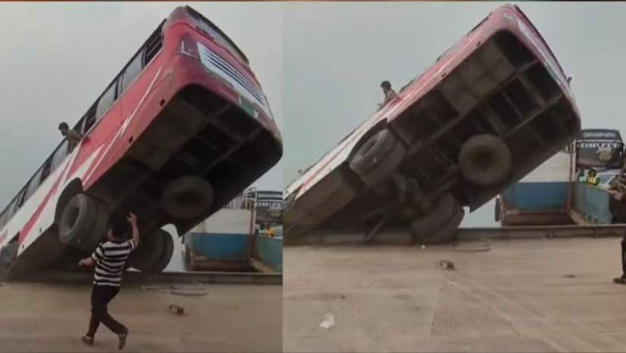 পদ্মায় পড়ে গেল বাস 