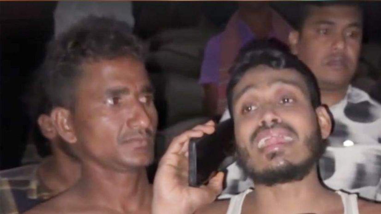 সাঁতরে তীরে আসা স্বজন হারানো এক যাত্রীর আহাজারি