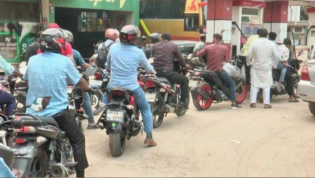 জ্বালানি তেলের জন্য মোটরসাইকেল চালকদের দীর্ঘ সারি