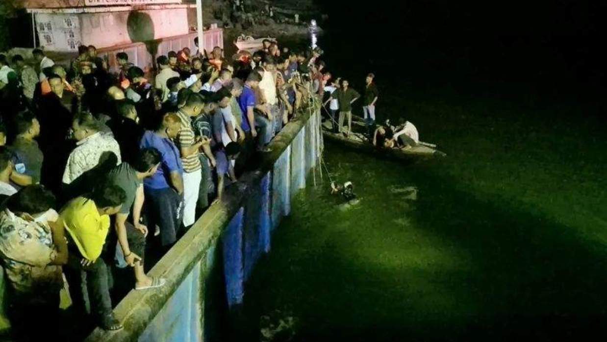   পদ্মা নদীতে বাস ডুবি 