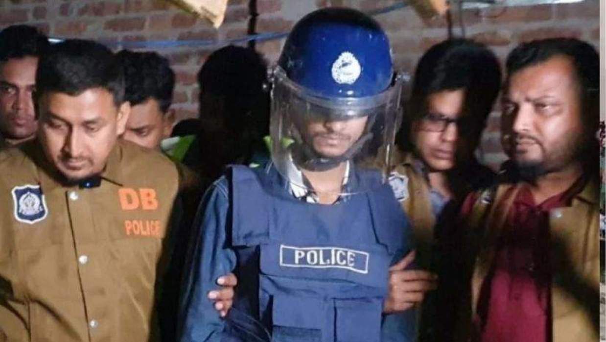 নাটোরে বাবাকে কুপিয়ে হত্যা, ছেলে আটক