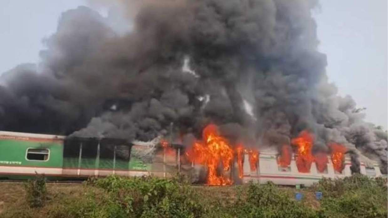 চট্টলা এক্সপ্রেসে আগুন