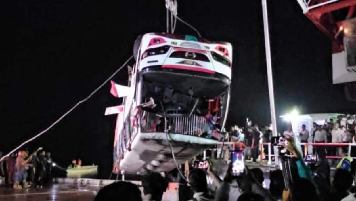 দুর্ঘটনা কবলিত বাসটি উদ্ধার