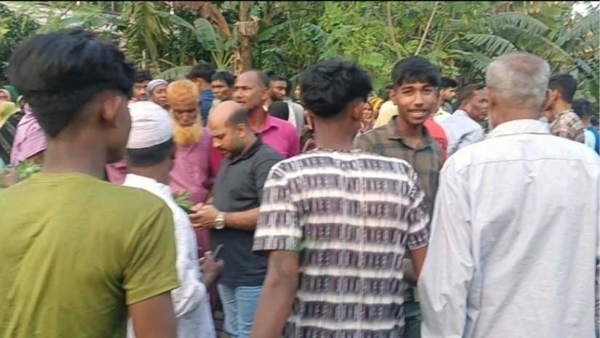 ছেলের বাইক থেকে সড়কে পড়লেন মা, চাপা দিয়ে গেল বাস 