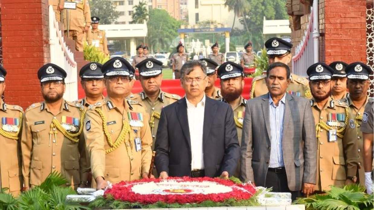 রাজারবাগে শহিদ পুলিশ সদস্যদের প্রতি স্বরাষ্ট্রমন্ত্রী ও আইজিপির শ্রদ্ধা