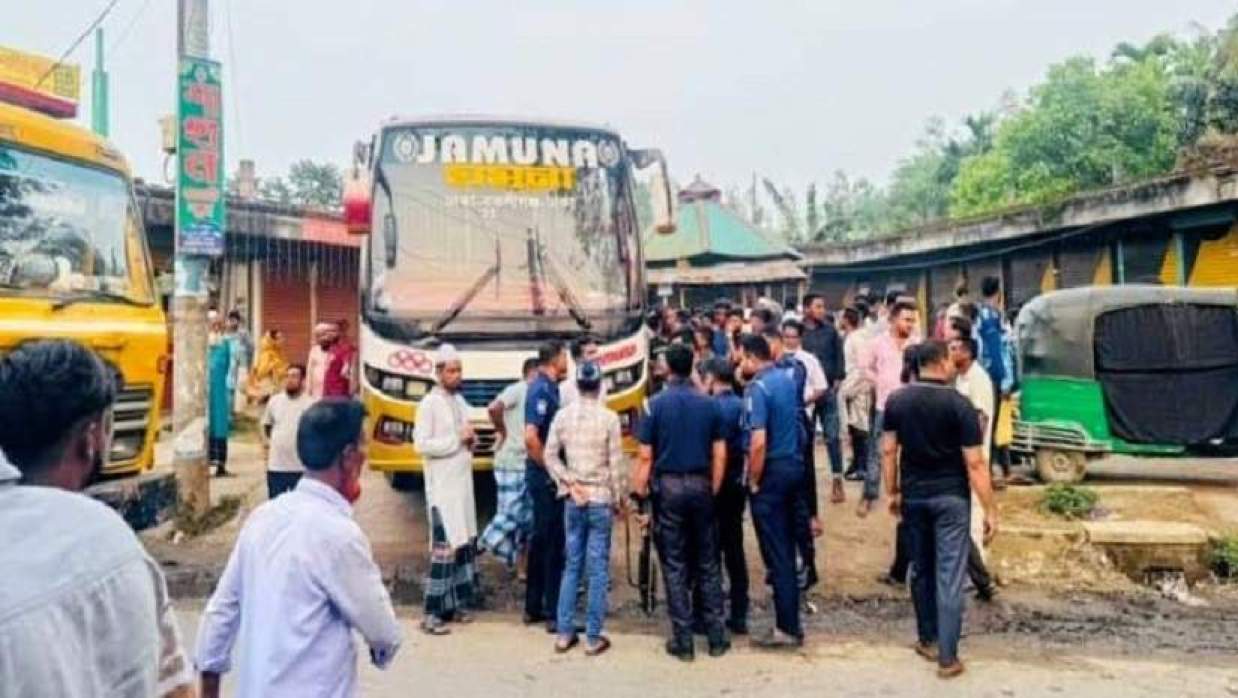 ঢাকা থেকে শেরপুর হয়ে বকশিগঞ্জগামী ‘যমুনা পরিবহন’ বাসটি আটকে রাখে জনতা