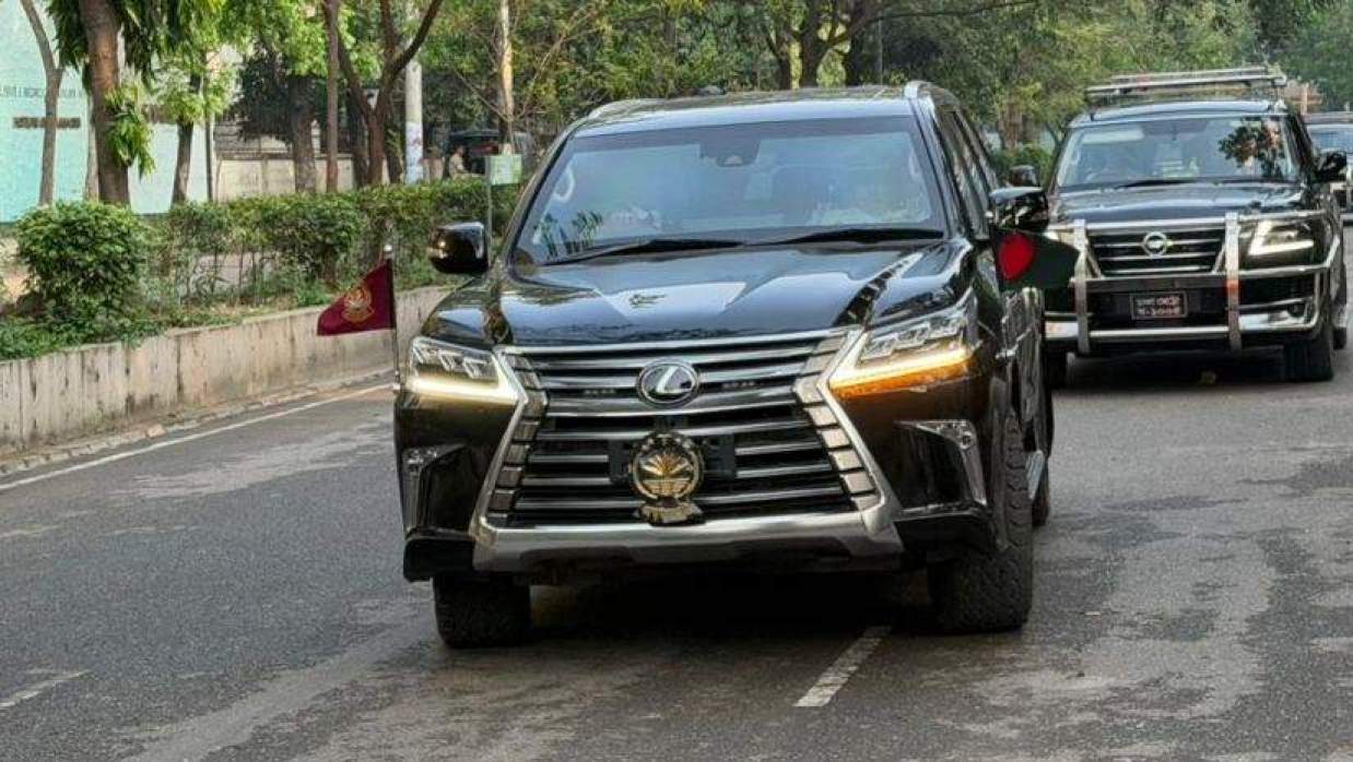 প্রথমবারের মতো প্রধানমন্ত্রীর গাড়িতে ‘জাতীয় পতাকা’