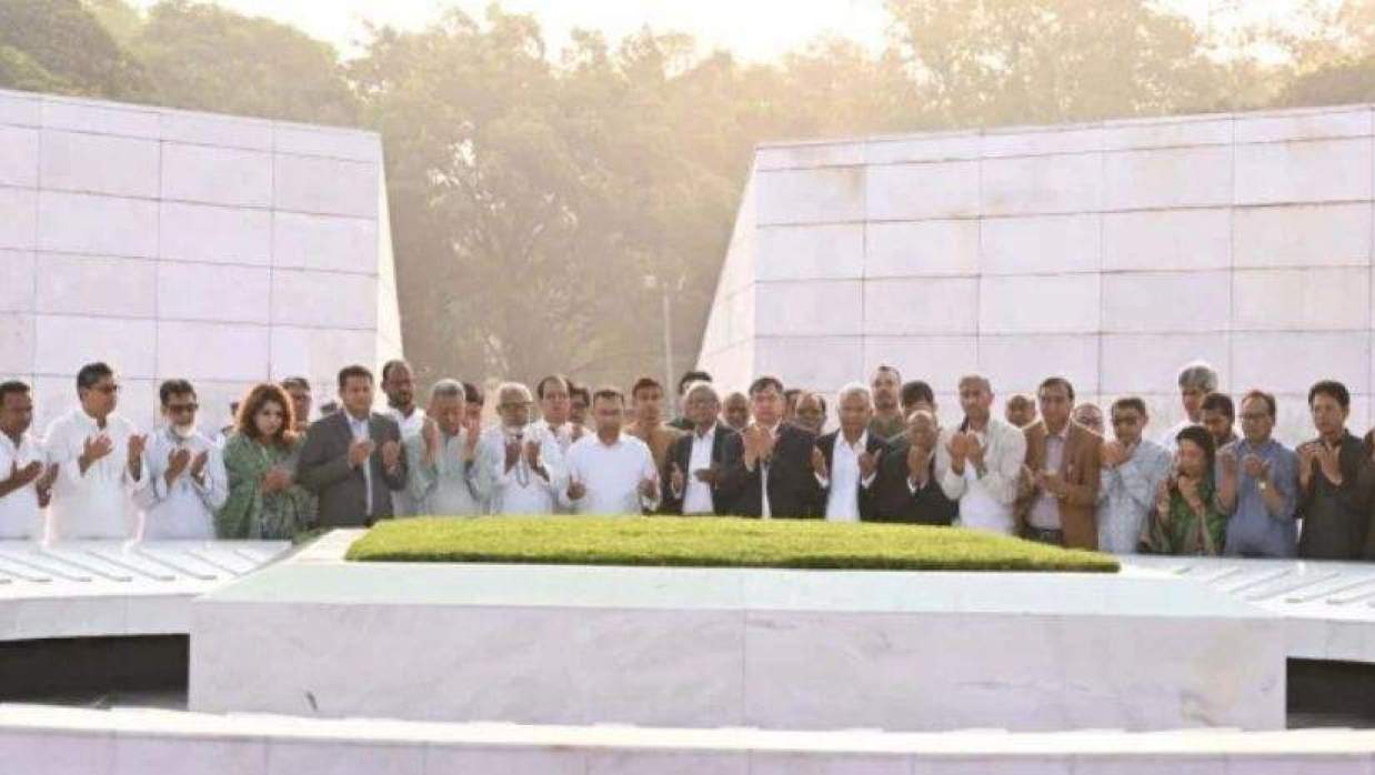 শহীদ রাষ্ট্রপতি জিয়াউর রহমান ও সাবেক প্রধানমন্ত্রী বেগম খালেদা জিয়ার কবরে শ্রদ্ধা নিবেদন করছেন মির্জা ফখরুল ইসলাম আলমগীর