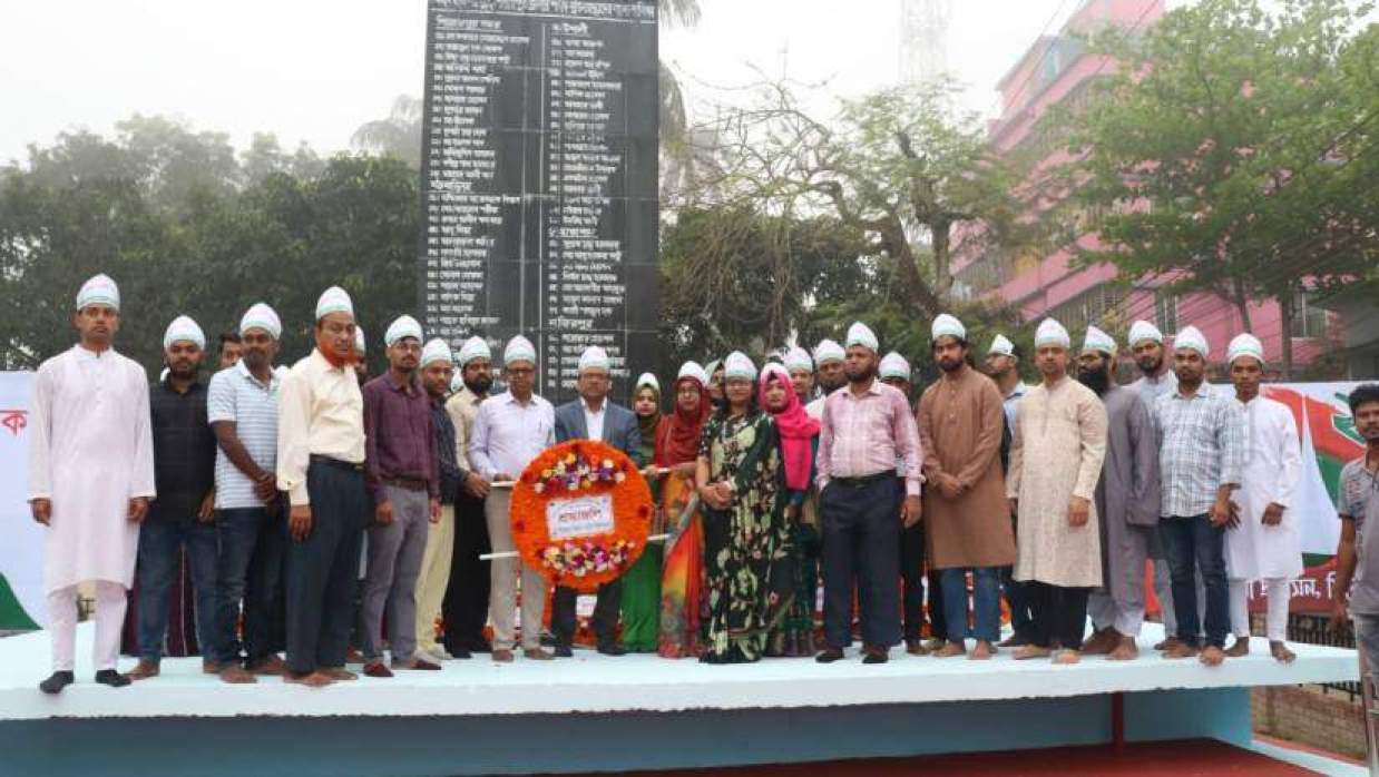 উপাচার্য অধ্যাপক ড. মো. শহীদুল ইসলামের নেতৃত্বে পিরোজপুর শহরে ভাগীরথী চত্বরের শহীদ স্মৃতিস্তম্ভে পুষ্পস্তবক অর্পণ করা হয়