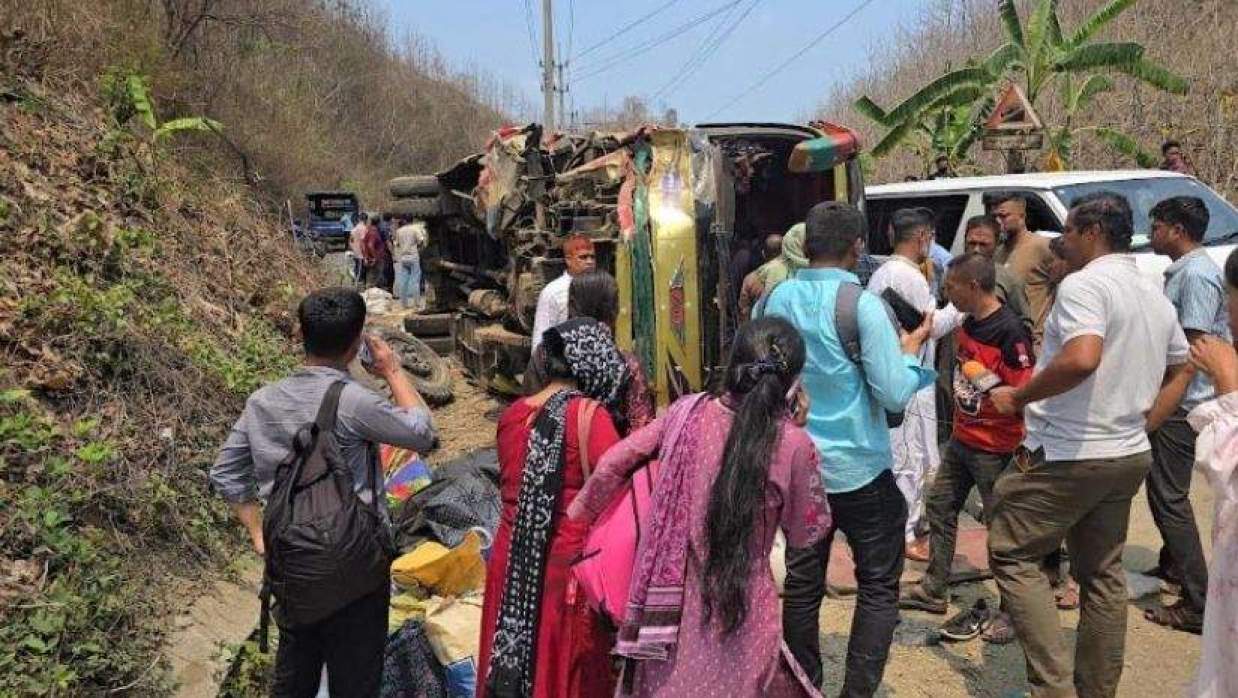 নিয়ন্ত্রণ হারিয়ে শ্রমিকবাহী বাস উল্টে আহত ১৫