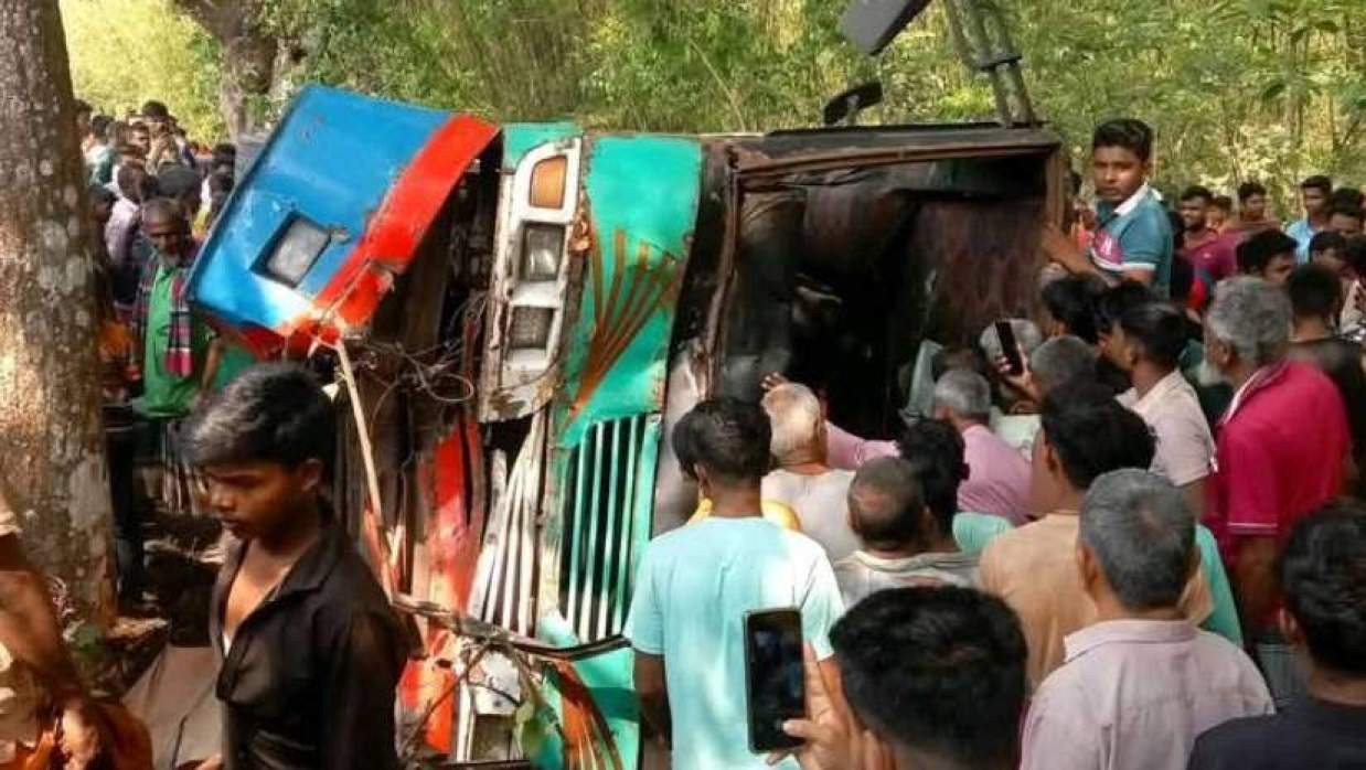 পঞ্চগড়ে নিয়ন্ত্রণ হারিয়ে বাস উল্টে আহত ৩০