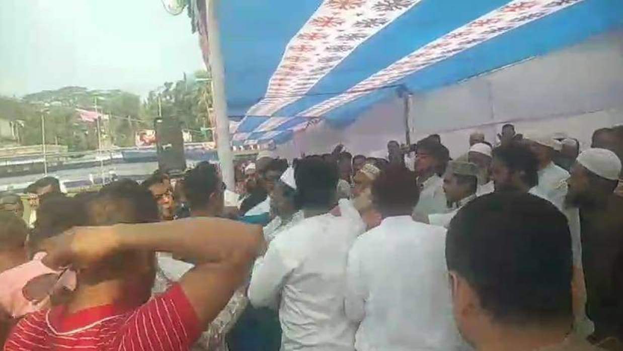 স্বাধীনতা দিবসের অনুষ্ঠানে চেয়ার নিয়ে দ্বন্দ্ব, বিএনপি-জামায়াতের হাতাহাতি