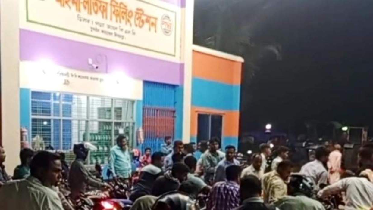 পাম্পে দীর্ঘ লাইন