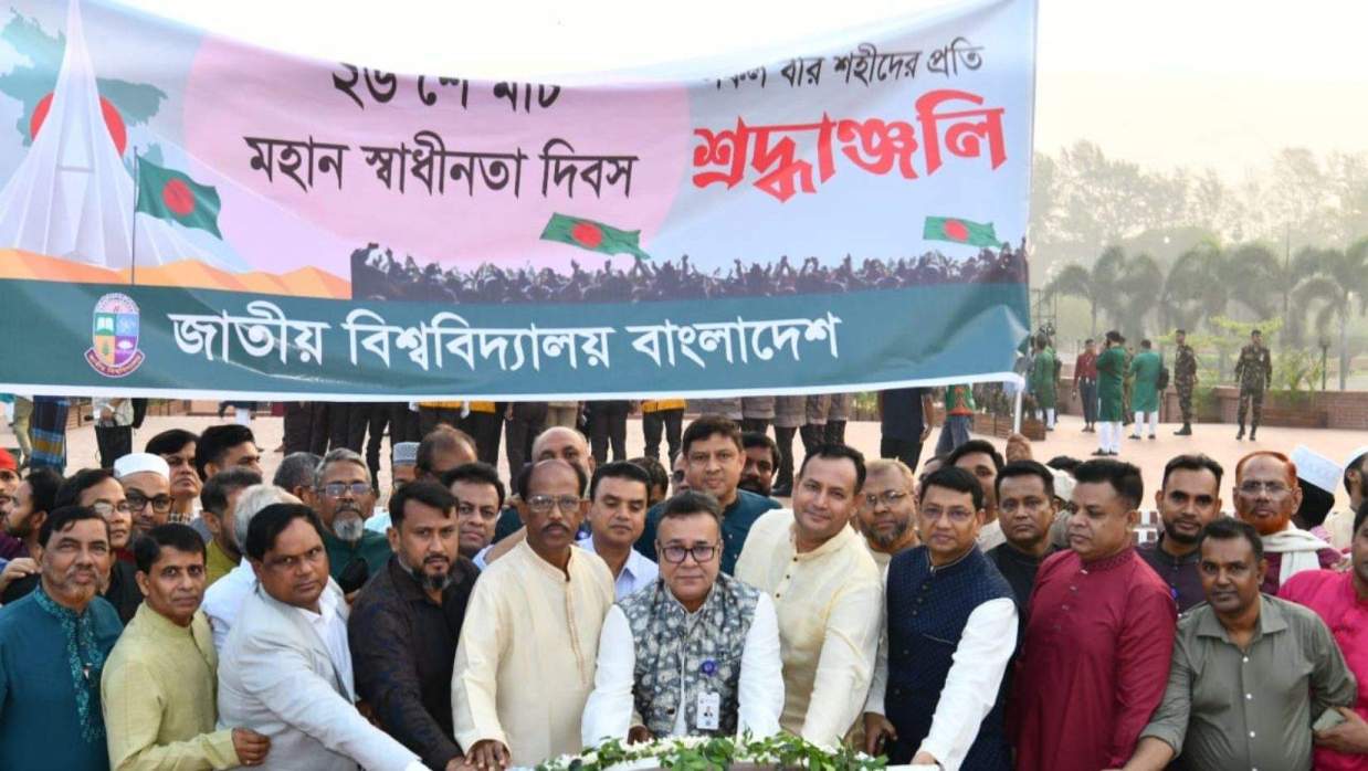 বীর সন্তানদের ফুলেল শ্রদ্ধা জানিয়েছেন জাতীয় বিশ্ববিদ্যালয়ের উপাচার্য অধ্যাপক ড. এ এস এম আমানুল্লাহ