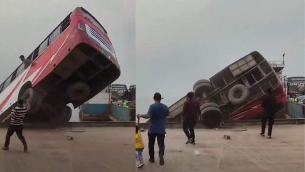 বাস নদীতে পড়ে যাওয়ার দৃশ্য 