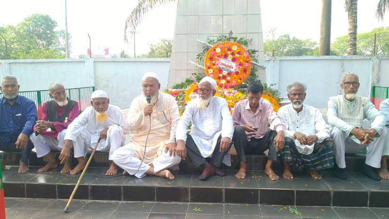 স্মৃতিস্তম্ভে বীর মুক্তিযোদ্ধারা