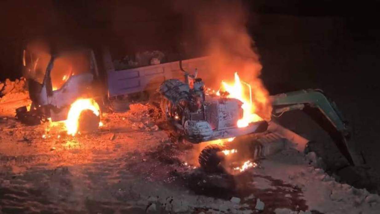 আগুনে জ্বলছে ডাম্প ট্রাক ও এক্সকাভেটর