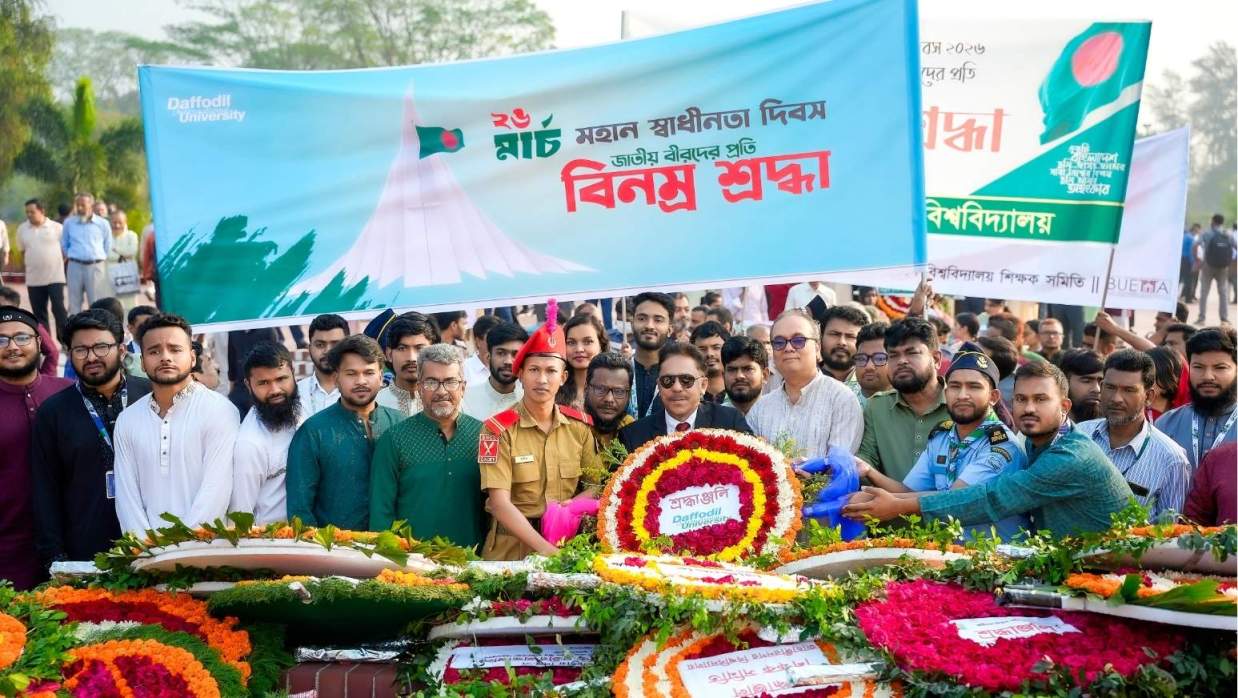 বীর শহীদদের স্মরণে স্মৃতিসৌধে ড্যাফোডিল ইউনিভার্সিটি পরিবারের শ্রদ্ধা