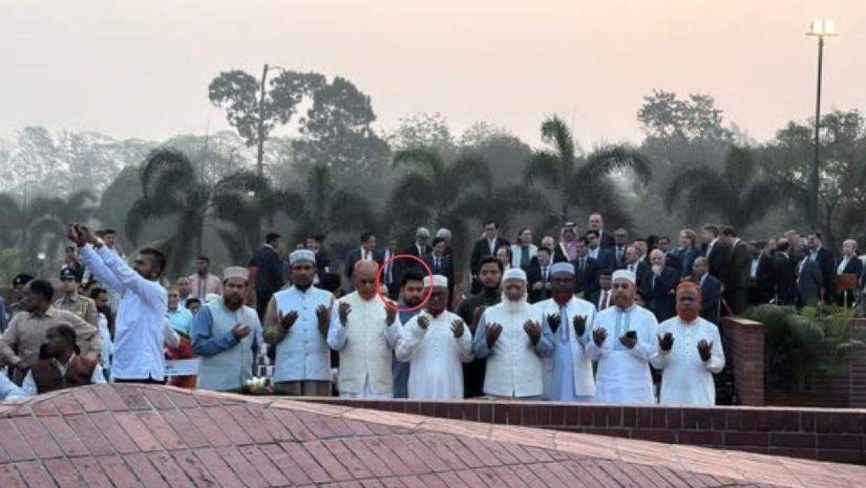 স্মৃতিসৌধে নাহিদ পেছনের সারিতে, সমালোচনা