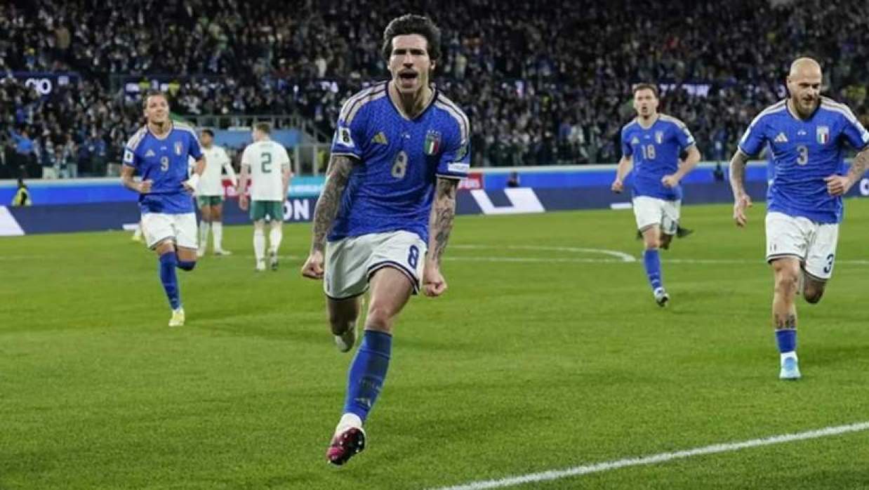 গোলের পর ইতালির উদযাপন 