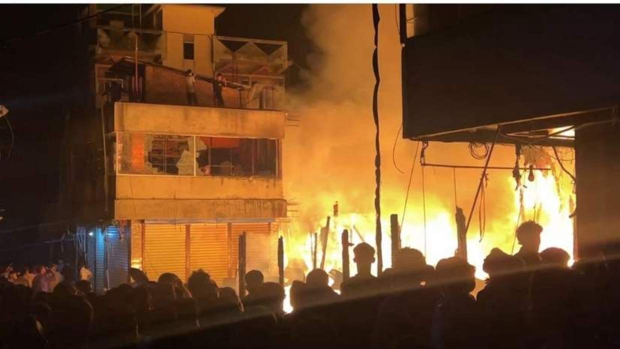 ভয়াবহ অগ্নিকাণ্ডে অন্তত ৩৫টি দোকান পুড়ে গেছে