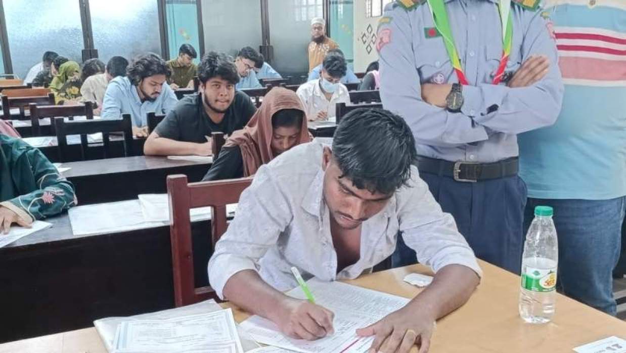 সড়ক দুর্ঘটনায় আহত হয়েও পরীক্ষা কেন্দ্রে গুচ্ছ ভর্তি পরীক্ষার্থী